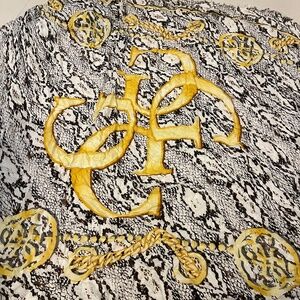 Guess scarf